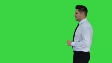 Beni takip edin Genç işadamı çerçeve içinde yürür ve yeşil ekranda onu takip etmeye davet ediyor, Chroma Key.