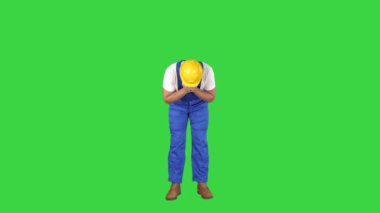 Yeşil Ekranda Mimar inşaat işçisi hapşırma, Chroma Key.