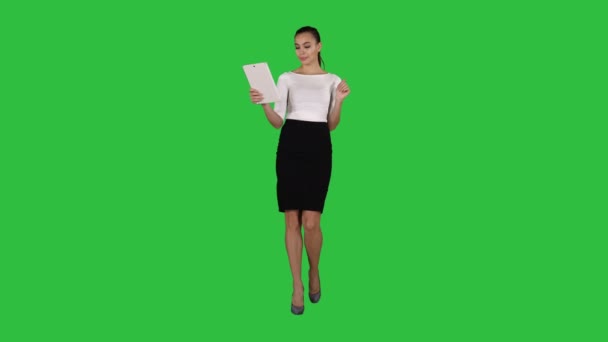 Mujer feliz charlando a través de videollamada en la tableta en una pantalla verde, Clave de croma . — Vídeo de stock