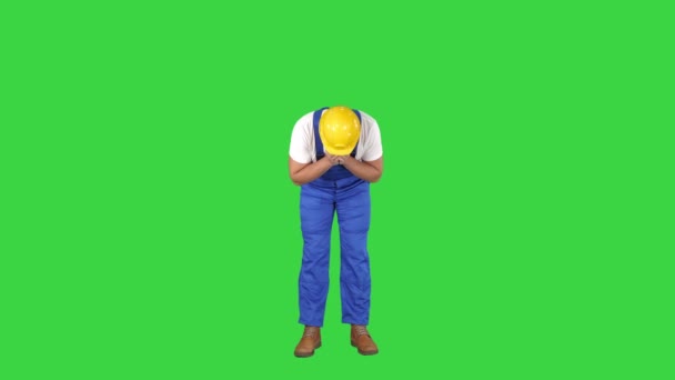 Yeşil Ekranda Mimar inşaat işçisi hapşırma, Chroma Key. — Stok video