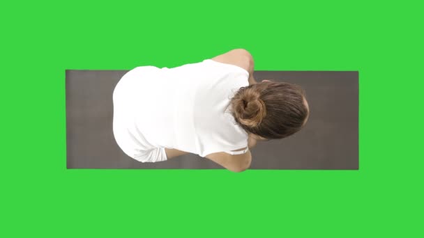 Bella giovane donna in forma in abbigliamento sportivo facendo esercizio fisico, piegando in variazione della postura Utthita Hasta Padangusthasana, Dandayamana-Janushirasana, Standing Head to Knee Bikram su uno schermo verde — Video Stock