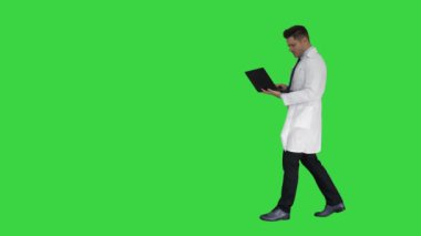 Yeşil Ekranda kameraya ciddi bir görünüm verdikten sonra dizüstü bilgisayar gülme ile Cheerfull doktor, Chroma Key.