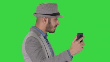 Bir Yeşil Ekran, Chroma Key blog için video kayıt rahat giysiler Arapça çekici adam.