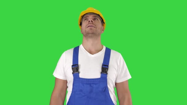 Verbaasd bouwer aannemer toont duimen gelukkig over het resultaat van zijn werk op een groen scherm, Chroma Key. — Stockvideo