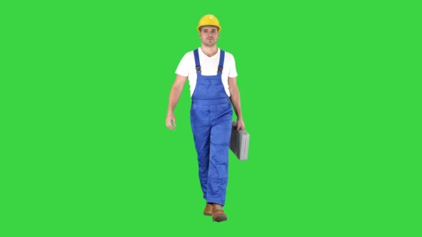 Timmerman lopen op een groen scherm, Chroma Key. — Stockvideo