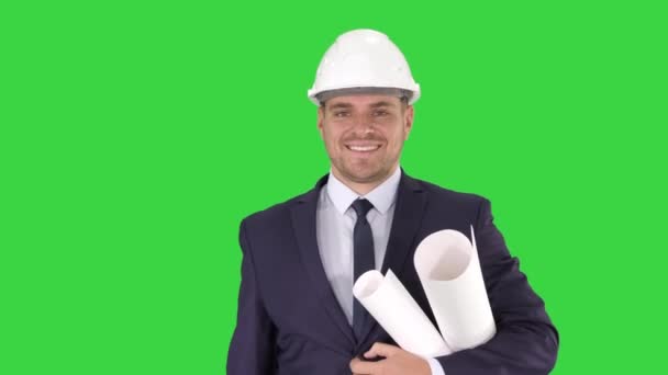 Arquitecto sonriente o ingeniero caminando mientras mantiene los proyectos en brazos Concepto de trabajo en una pantalla verde, Chroma Key . — Vídeo de stock