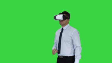 Vr gözlük li işadamı ve Yeşil Ekranda sanal gerçeklik nesneleri ile etkileşim, Chroma Key.
