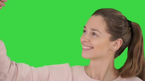 Sorridente allegra donna dai capelli biondi facendo selfie su uno schermo verde, Chroma Key . — Video Stock