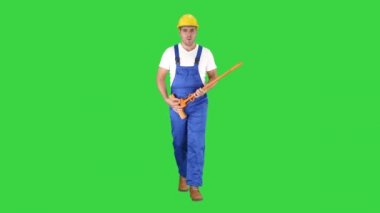 Neşeli adam yeşil ekranda bir gitar gibi swob oynuyor, Chroma Anahtar.