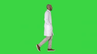 Doktor Yeşil Ekran, Chroma Anahtar ceplerinde elleri ile yürüyüş.
