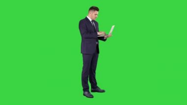 Yeşil Ekranda dizüstü bilgisayar kullanan işadamı, Chroma Key.