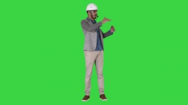 Mimar, yeşil ekranda, Chroma Key'de, kafa setinden geçen vinç çalışmalarını denetler.