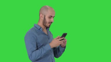 Gündelik Arap işadamı telefonu kullanarak ve Yeşil Ekranda gülümseyen, Chroma Key.