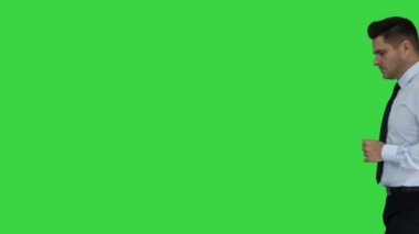 Resmi adam çerçevede yürüyor ve bir fikir alır sonra yeşil ekranda dışarı yürür, chroma key.