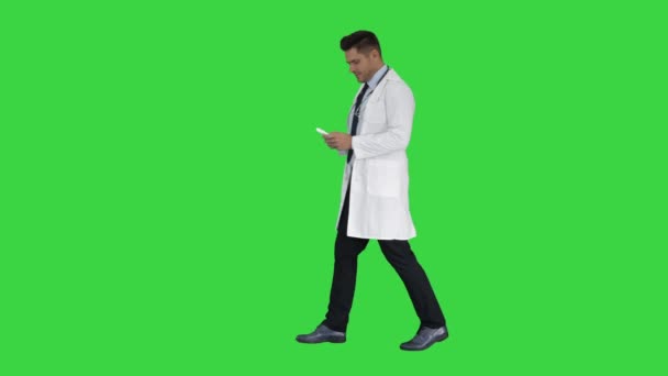 Doctor presenting nasal spray or some other medicine on a Green Screen, Chroma Key. — Stock Video