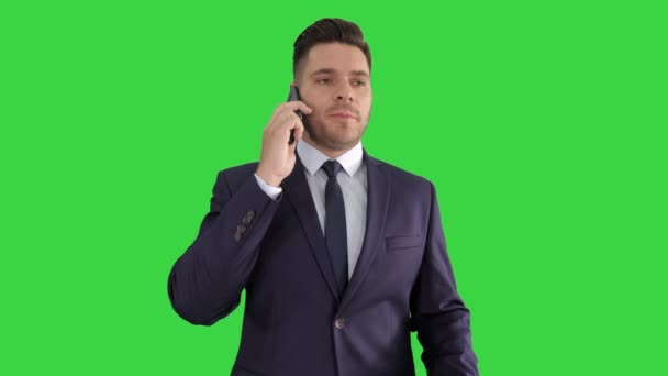 Ernstige bezorgd zakenman praten op mobiele telefoon op een groen scherm, Chroma Key. — Stockvideo