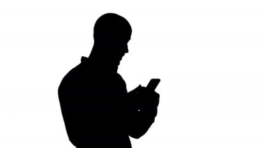 Siluet Casual Arap işadamı telefon kullanarak ve gülümseyerek.