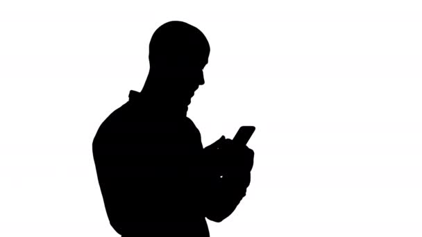 Silhouette Casual arabo uomo d'affari utilizzando il telefono e sorridente . — Video Stock