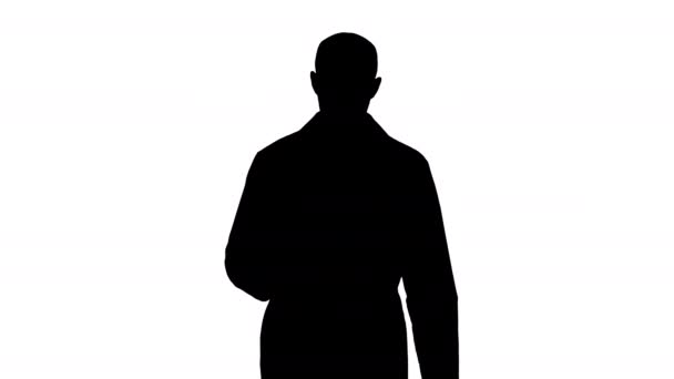 Silhouette Mature médecin masculin tenant tablette numérique en l'utilisant et en marchant. — Video