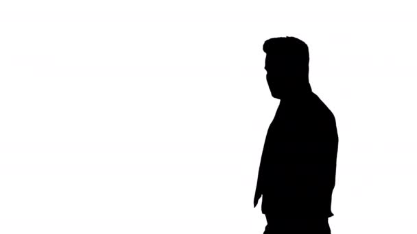 Будівельник Силуетт Янг у касці на сірому фоні. — стокове відео