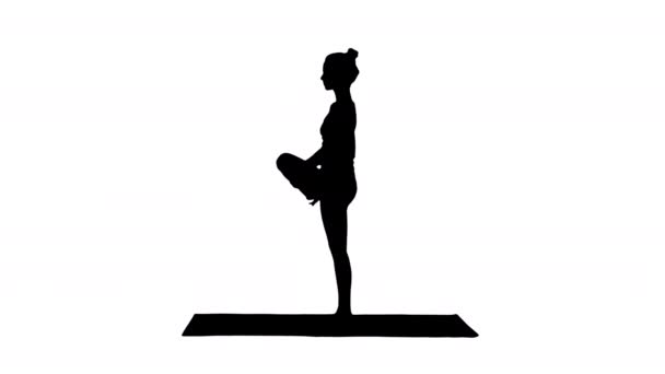 Silhouette junge attraktive Frau praktiziert Yoga bei Baumübung. — Stockvideo