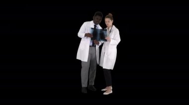 Genç bayan doktor ve Afro-Amerikalı doktor ciğerlerinin röntgenine bakıyor, Alpha Channel.