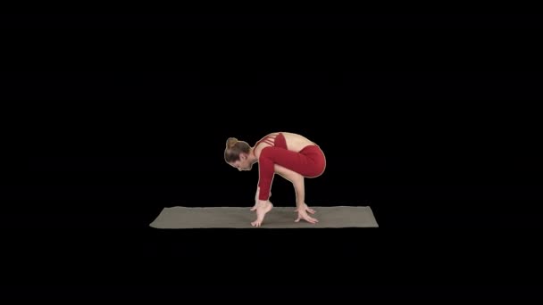 Krásná žena cvičí ruční jógu asana Tittibhasana - světluška póza, alfa kanál — Stock video