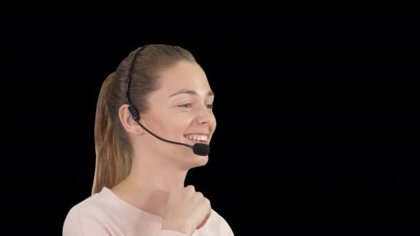 Mooie callcenter operator met pratende headset, alfakanaal — Stockvideo