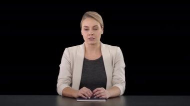 Genç, güzel televizyon spikeri Alfa Kanalı 'nda konuşma yapıyor.
