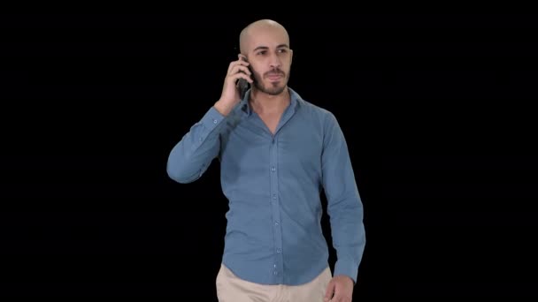 Ifjú arab férfi sétál és beszél telefonon és mosolyog, Alpha Channel — Stock videók