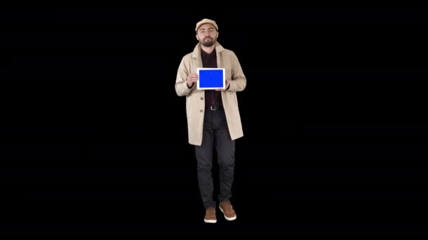 Jonge man loopt, praat en toont digitale tablet met blauwe scherm mockup, Alpha Channel — Stockvideo