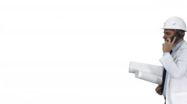 Başarılı mimar cep telefonuyla konuşuyor ve beyaz arka planda yürüyor..