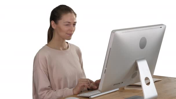 Blond vrouw met behulp van computer en met een idee glimlachen op witte achtergrond. — Stockvideo