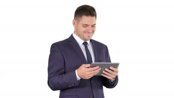 Empresario Leyendo o trabajando en una tableta digital sobre fondo blanco. — Vídeo de stock