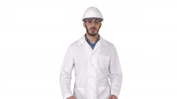 Arabischer Ingenieur präsentiert etwas, das auf weißem Hintergrund vor die Kamera spricht. — Stockvideo