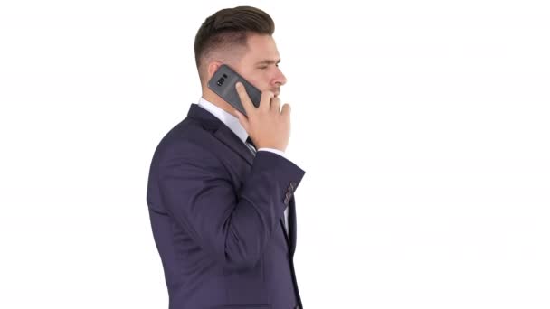Бизнесмен разговаривает по телефону на белом фоне. — стоковое видео