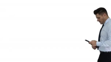 Telefona bakan ve beyaz arka planda kazanma jesti yapan adam.