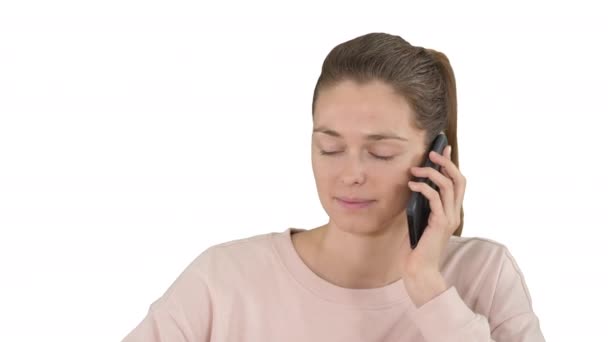 Krásná žena mluví na mobilním telefonu na bílém pozadí. — Stock video