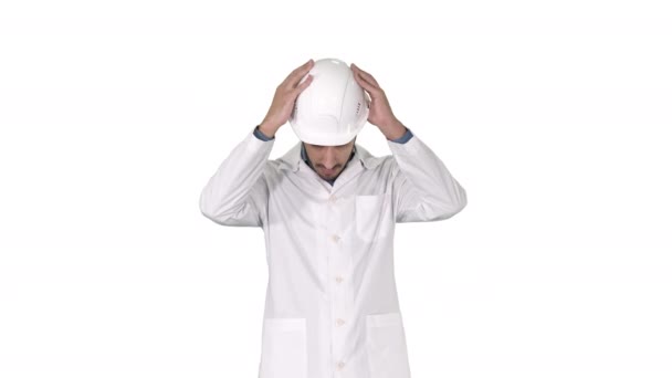 Ingegnere arabo in accappatoio bianco mettere cappello duro sul concetto di sicurezza su sfondo bianco. — Video Stock