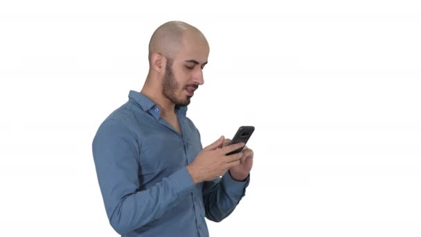 Zwykły arabski biznesmen korzystający z telefonu i uśmiechający się na białym tle. — Wideo stockowe