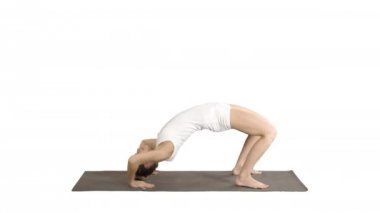 Beyaz arka planda Chakrasana Urdva Dhanurasana Tekerlek Pose performans Sportif yoga kız.