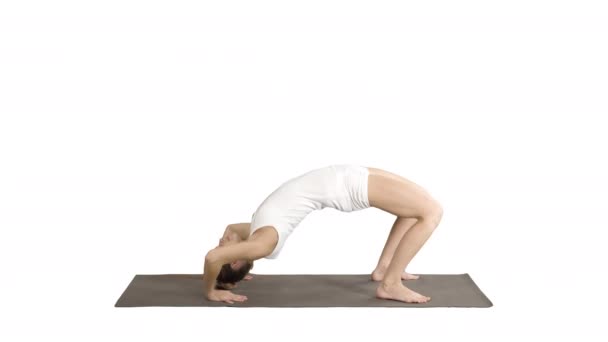 Sporty yoga ragazza che esegue Chakrasana Urdva Dhanurasana Ruota Posa su sfondo bianco . — Video Stock