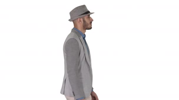 Casual árabe homem de chapéu andando sobre fundo branco. — Vídeo de Stock