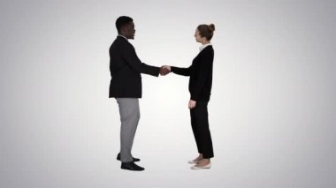 İş adamları buluşup degrade arka planda el sıkışıyor.