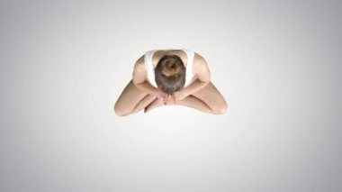 Eğilimli arka planda yoga yapan genç bir kadın..