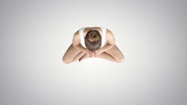 Jonge vrouw oefenen yoga op gradiënt achtergrond. — Stockvideo