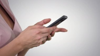 Güzel, genç bir kadın eli, arka planda akıllı telefon kullanıyor..