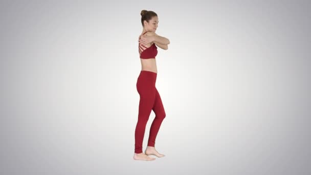 Жінка-спортсменка розтягує руки під час прогулянки на градієнтному фоні . — стокове відео