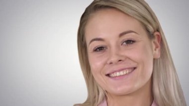 Mükemmel doğal dudak makyaj Degrade arka planda güzel kadın sarışın kadın.