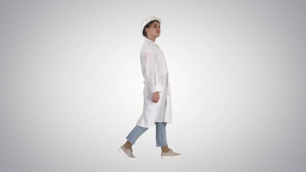 Engineer woman walking and checking the object on gradient background. — Stock Video